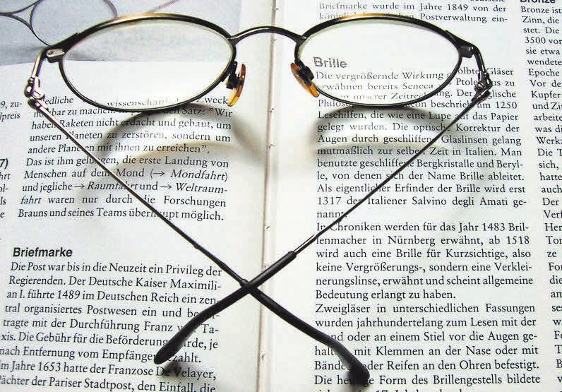 Ohne Probleme Zeitungslesen ist nach der Beratung durch das Dammtor-Optik-Team kein Problem. Ohne Probleme Zeitungslesen ist nach der Beratung durch das Dammtor-Optik-Team kein Problem.