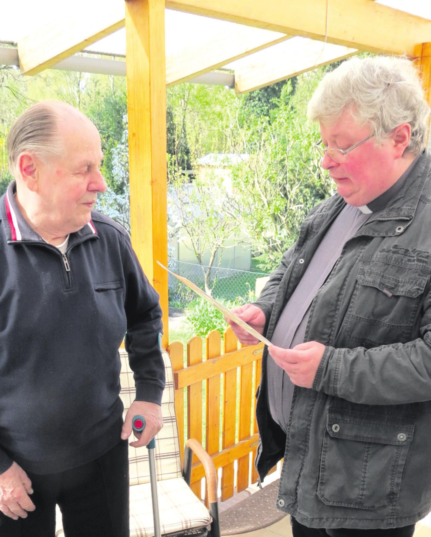 Präses Pater Andrzej Tenerowicz mit dem Jubilar Werner Debertin (links). Foto: Bernhard Kolle Präses Pater Andrzej Tenerowicz mit dem Jubilar Werner Debertin (links). Foto: Bernhard Kolle