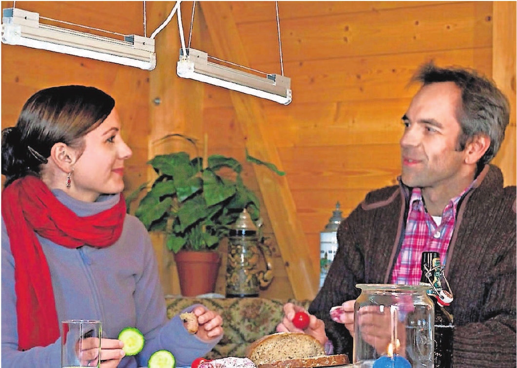 In Hütten ohne Stromanschluss steht dank moderner Solar-Energie-Sets einer gemütlichen Brotzeit bei ausreichendem Licht nichts entgegen. Fotos: djd/hb In Hütten ohne Stromanschluss steht dank moderner Solar-Energie-Sets einer gemütlichen Brotzeit bei ausreichendem Licht nichts entgegen. Fotos: djd/hb