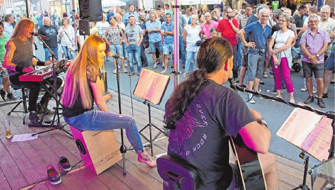 Die Band „Dreyklang“ mit Heiko und Lara Grabmeier aus Bamberg sowie Frank Busch aus Rentweinsdorf präsentiert auf der Bühne im Rathausinnenhof unplugged Coversongs, mit denen sie ihr Publikum auf eine Reise durch die Musikgeschichte entführt. FOTO: ULRIKE LANGER Die Band „Dreyklang“ mit Heiko und Lara Grabmeier aus Bamberg sowie Frank Busch aus Rentweinsdorf präsentiert auf der Bühne im Rathausinnenhof unplugged Coversongs, mit denen sie ihr Publikum auf eine Reise durch die Musikgeschichte entführt. FOTO: ULRIKE LANGER