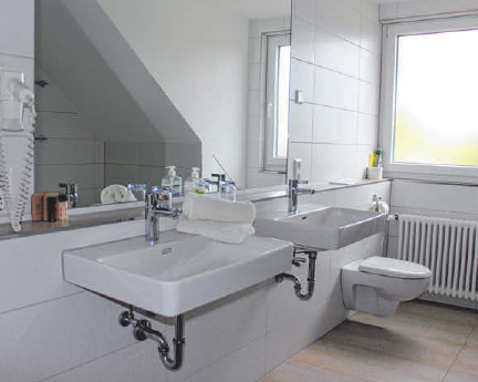 Außerdem verfügen die Ferienwohnungen über große und moderne Bäder mit (Regen-) Dusche, Haartrocknern, Handtüchern und WC. Außerdem verfügen die Ferienwohnungen über große und moderne Bäder mit (Regen-) Dusche, Haartrocknern, Handtüchern und WC.