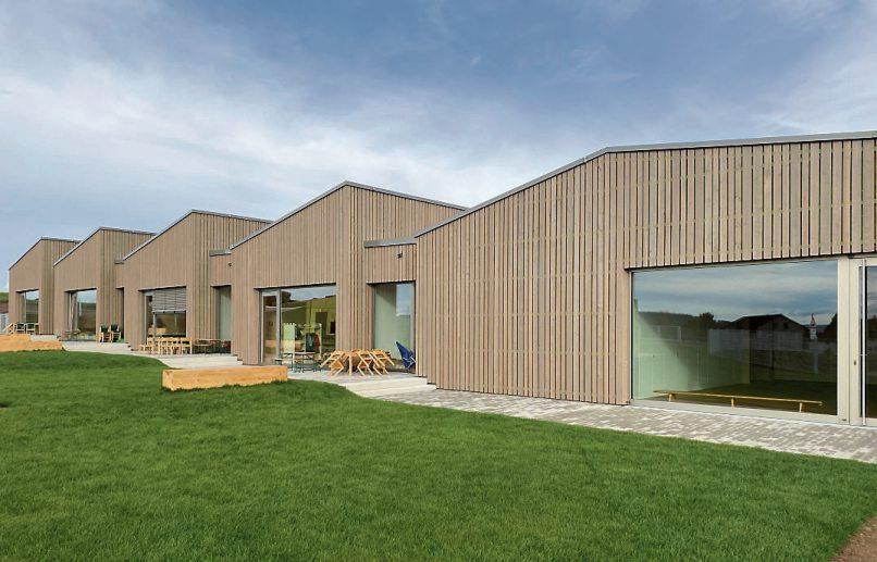 Kindertagesstätten und Schulen in Holzbauweise überzeugen nicht nur optisch, sie bieten ihren Bewohnern ein Umfeld zum Wachsen und Lernen, das alle Vorzüge des Baustoffs Holz spürbar macht. Die Bilder oben zeigen den Kindergarten in Entringen, das Bild links das neue Jugendhaus in Lustnau. Bilder: Holzbau Flack