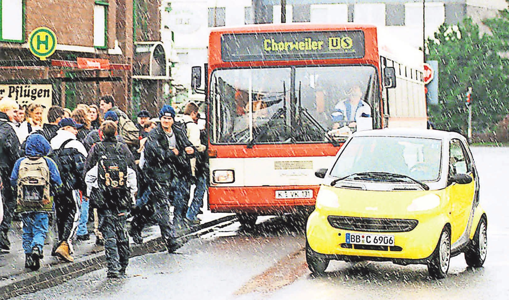 Beim Passieren eines Busses muss man damit rechnen, dass Passagiere über die Straße laufen. Foto: dpp-Autoreporter Beim Passieren eines Busses muss man damit rechnen, dass Passagiere über die Straße laufen. Foto: dpp-Autoreporter