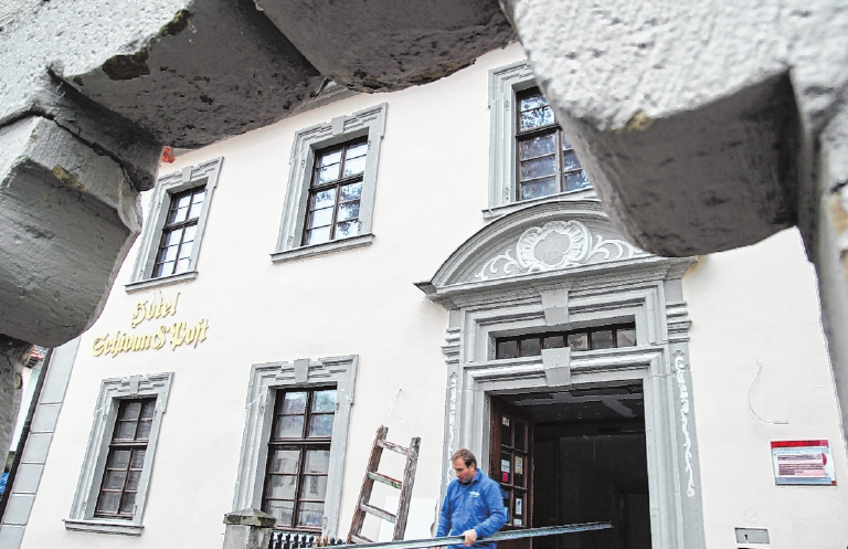 Im Zentrum der Architektur steht das spätbarocke Gebäude, das in Verbindung mit dem Neubau zu einem gehobenen Hotel für Geschäftsreisende ausgebaut worden ist. Im Zentrum der Architektur steht das spätbarocke Gebäude, das in Verbindung mit dem Neubau zu einem gehobenen Hotel für Geschäftsreisende ausgebaut worden ist.