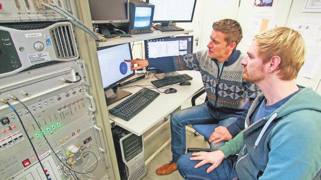 Den Kurs von Satelliten im Blick: André Kloth und Sven Bauer (r.). Den Kurs von Satelliten im Blick: André Kloth und Sven Bauer (r.).