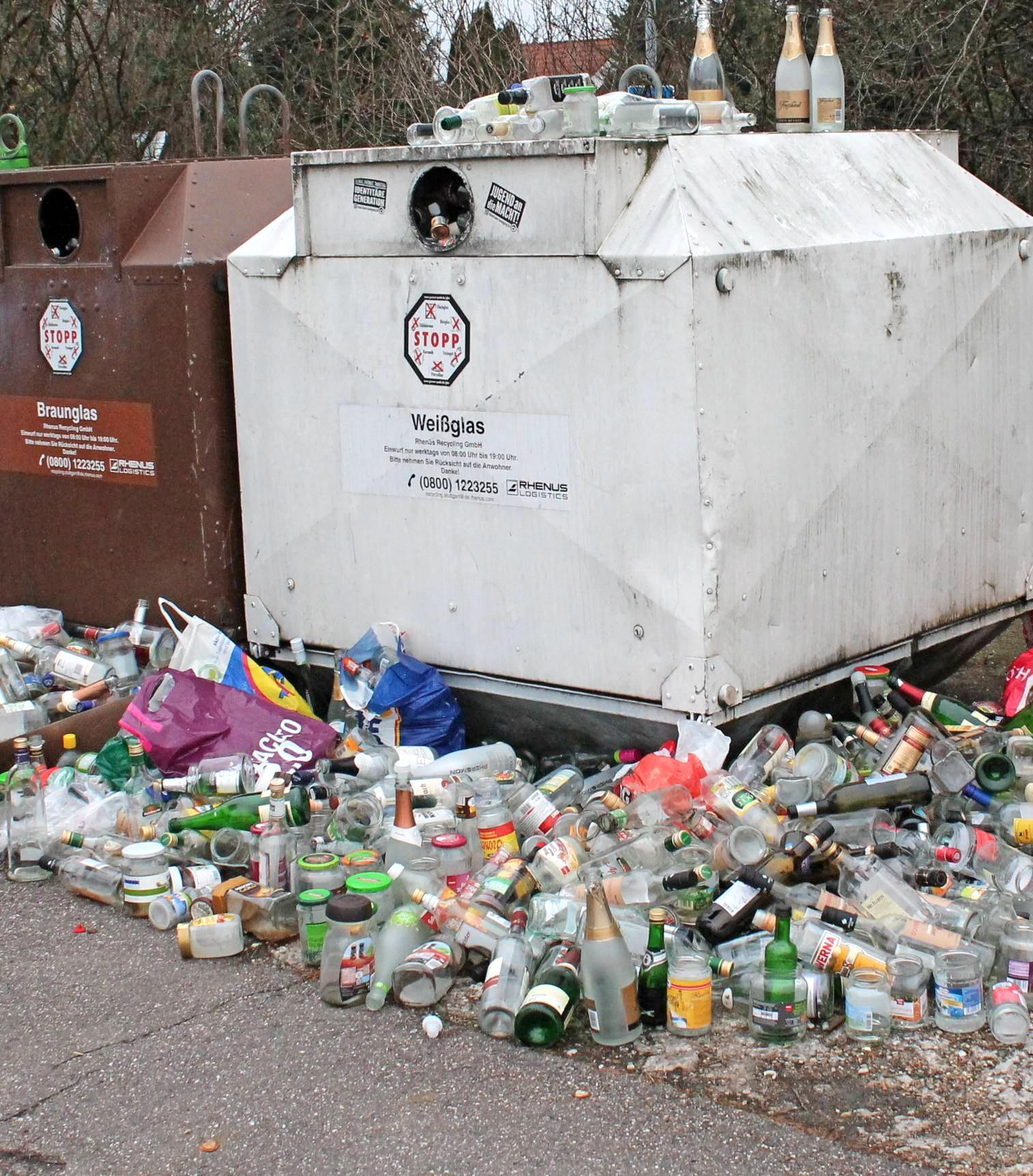 Containerstandorte verwandeln sich zunehmend in wilde Müllkippen. In Neckarsulm will die Verwaltung jetzt mit höheren Bußgeldern dagegen vorgehen. Foto: privat Containerstandorte verwandeln sich zunehmend in wilde Müllkippen. In Neckarsulm will die Verwaltung jetzt mit höheren Bußgeldern dagegen vorgehen. Foto: privat