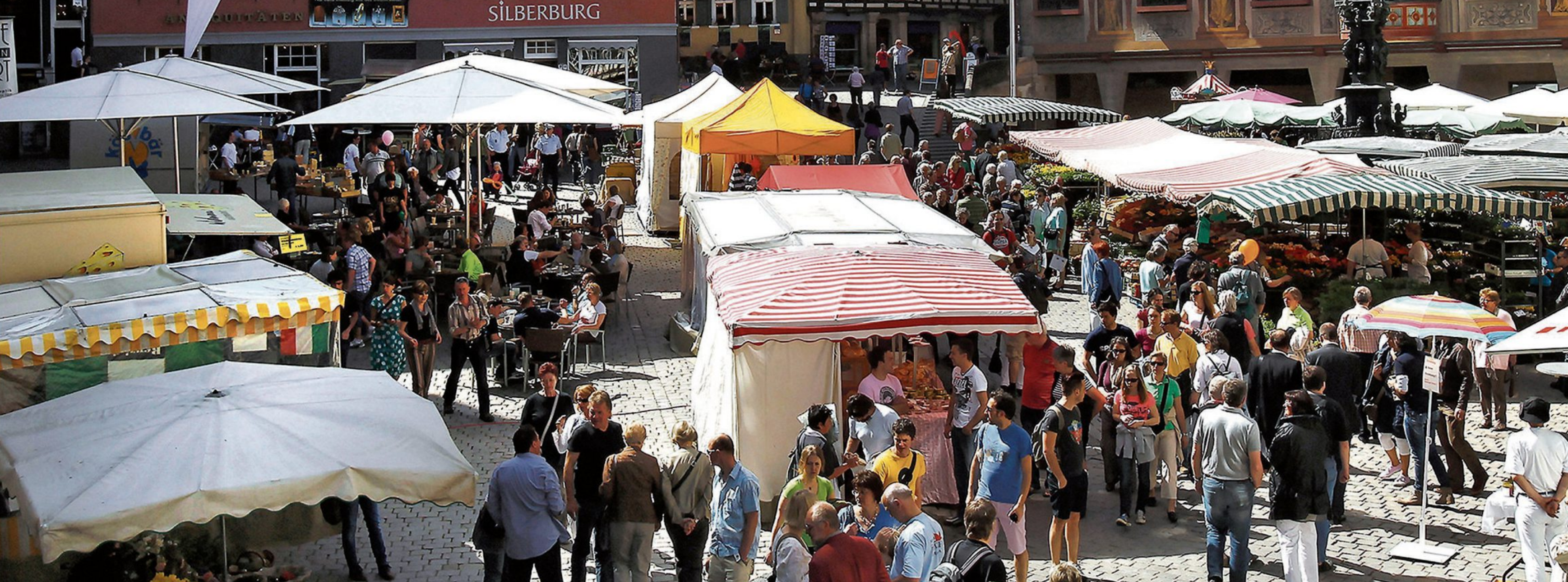Am Samstag, 6., und Sonntag, 7. April, wird die Haaggasse zur Flaniermeile: Dort findet der Antiquitätenmarkt mit zahlreichen Ständen statt. In der Altstadt bieten am Sonntag, 7. April, rund 100 Aussteller ihre Ware auf dem Frühlingsmarkt an und die Geschäfte laden von 13 bis 18 Uhr dazu ein, beim verkaufsoffenen Sonntag alles zu entdecken, was diese Saison neu ist. Bilder: Stadt Tübingen/Erich Sommer