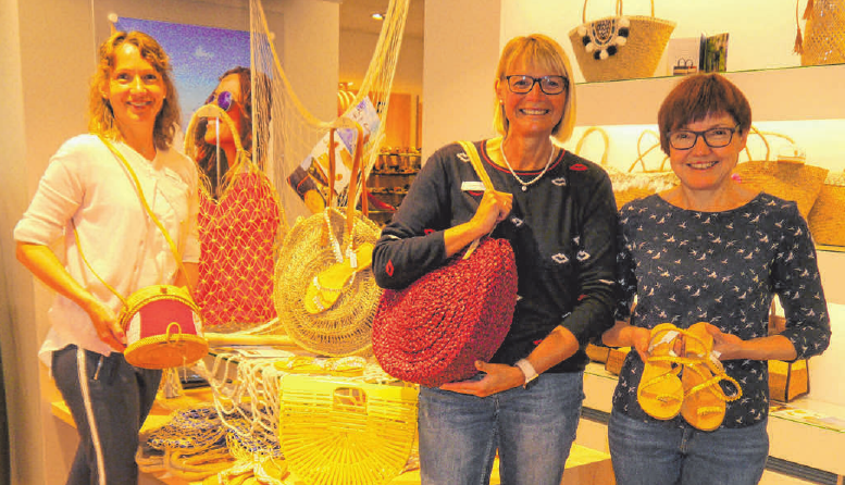 Im Schuhhaus Dufner zeigen Marion und Dirk Messmer mit ihre Team (Bild: Marion Messmer, Gabriele John, Ulrike Vosseler, v.l.) gerne die gesamte Frühjahrs- und Sommerkollektion. Neu im Sortiment sind die Fabrikate Bali-Bali und Panama Jack. Bei BaliBali handelt es sich um ein Fair-Trade-Produkt. Ein inhabergeführtes deutsches Familienunternehmen lässt Schuhe und Taschen auf Bali von der einheimischen Bevölkerung fertigen; die Vermarktung erfolgt nach Fair-Trade-Richtlinien. Von Panama Jack kommen Schuhe, die ausschließlich in Spanien hergestellt werden. Vor dem Schuhfachgeschäft finden Marktbesucher eine Fülle von Wanderschuhen der Marken Lowa und Salomon für Damen und Herren zu Aktionspreisen. Im Schuhhaus Dufner zeigen Marion und Dirk Messmer mit ihre Team (Bild: Marion Messmer, Gabriele John, Ulrike Vosseler, v.l.) gerne die gesamte Frühjahrs- und Sommerkollektion. Neu im Sortiment sind die Fabrikate Bali-Bali und Panama Jack. Bei BaliBali handelt es sich um ein Fair-Trade-Produkt. Ein inhabergeführtes deutsches Familienunternehmen lässt Schuhe und Taschen auf Bali von der einheimischen Bevölkerung fertigen; die Vermarktung erfolgt nach Fair-Trade-Richtlinien. Von Panama Jack kommen Schuhe, die ausschließlich in Spanien hergestellt werden. Vor dem Schuhfachgeschäft finden Marktbesucher eine Fülle von Wanderschuhen der Marken Lowa und Salomon für Damen und Herren zu Aktionspreisen.