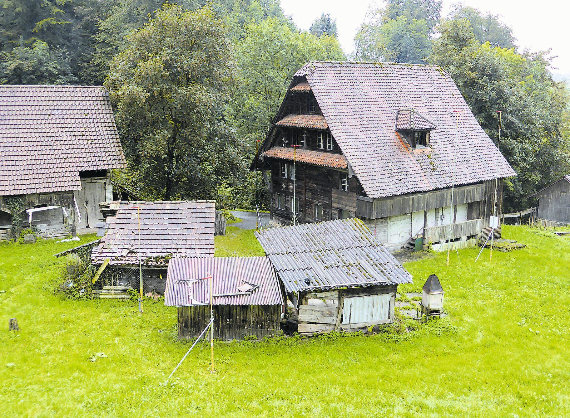 Über Jahrzehnte baufällig: Das Gelände mit dem Rauchhaus und den Schuppen vor dem Umbau. Bilder: Rigi Holzplan Über Jahrzehnte baufällig: Das Gelände mit dem Rauchhaus und den Schuppen vor dem Umbau. Bilder: Rigi Holzplan