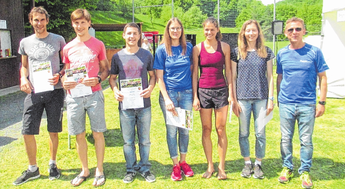 Die Sportlerinnen und Sportler, die beim Hauptlauf im vergangenen Jahr die vorderen Plätze belegten. FOTO: ANDREAS LUDWIG Die Sportlerinnen und Sportler, die beim Hauptlauf im vergangenen Jahr die vorderen Plätze belegten. FOTO: ANDREAS LUDWIG