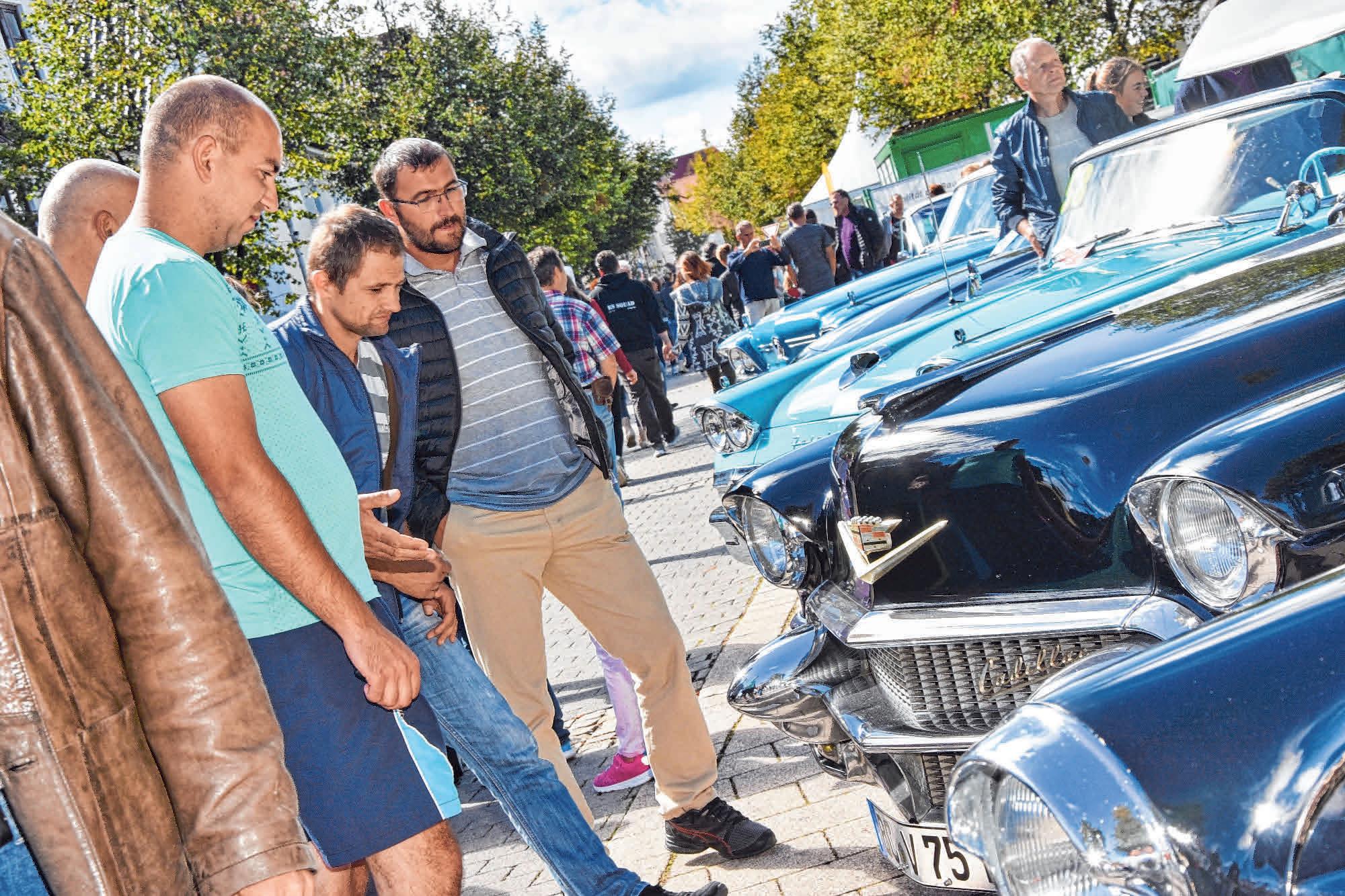 Fast immer entwickeln sich anregende Diskussionen um die Ami-Schlitten. FOTO: AXEL PRIES Fast immer entwickeln sich anregende Diskussionen um die Ami-Schlitten. FOTO: AXEL PRIES