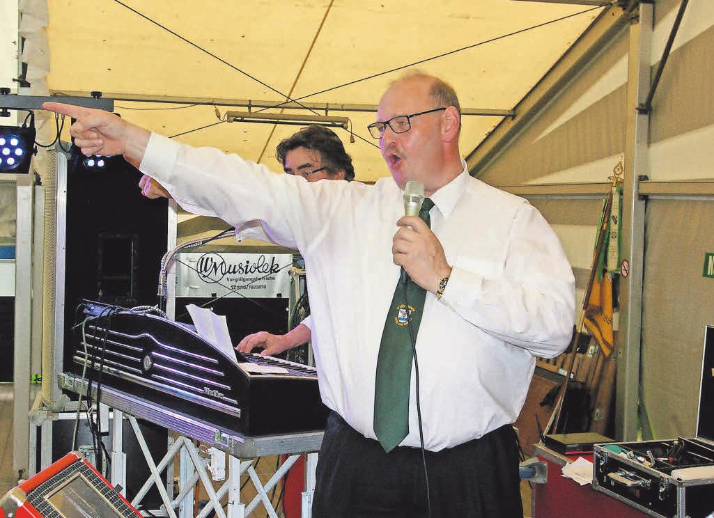 Der Vereinsvorsitzende Edmund Potratz ist auch beim Feiern immer mit dabei. Der Vereinsvorsitzende Edmund Potratz ist auch beim Feiern immer mit dabei.