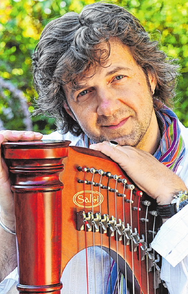 Luigi Parente mit seiner Harfe. FOTO: HACHEM FARMAND Luigi Parente mit seiner Harfe. FOTO: HACHEM FARMAND