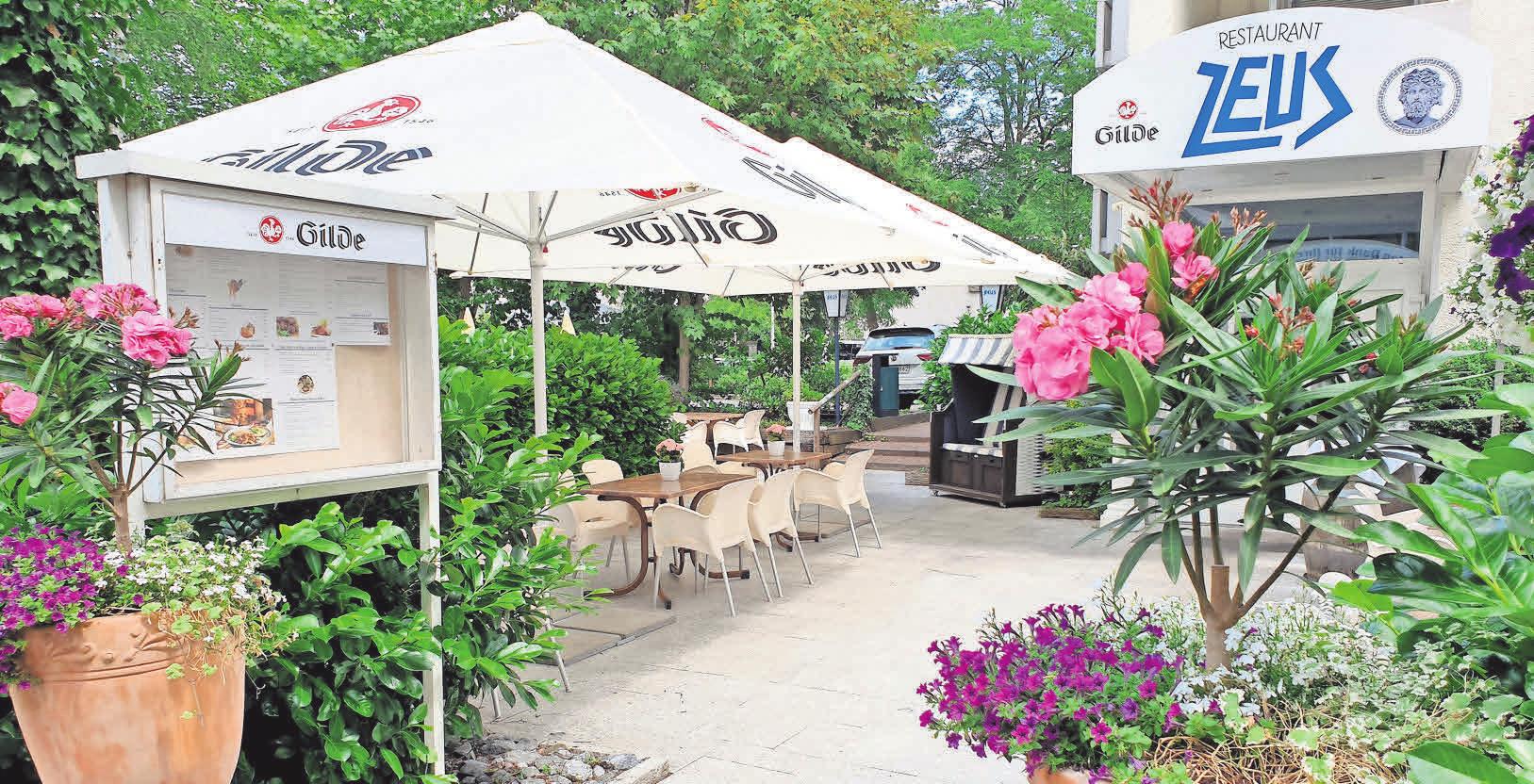 Speisen wie die Götter: Im Restaurant Zeus wird die griechisch-mediterrane Küche bei schönem Wetter auf der Sonnenterrasse des Biergartens aufgetischt. Speisen wie die Götter: Im Restaurant Zeus wird die griechisch-mediterrane Küche bei schönem Wetter auf der Sonnenterrasse des Biergartens aufgetischt.