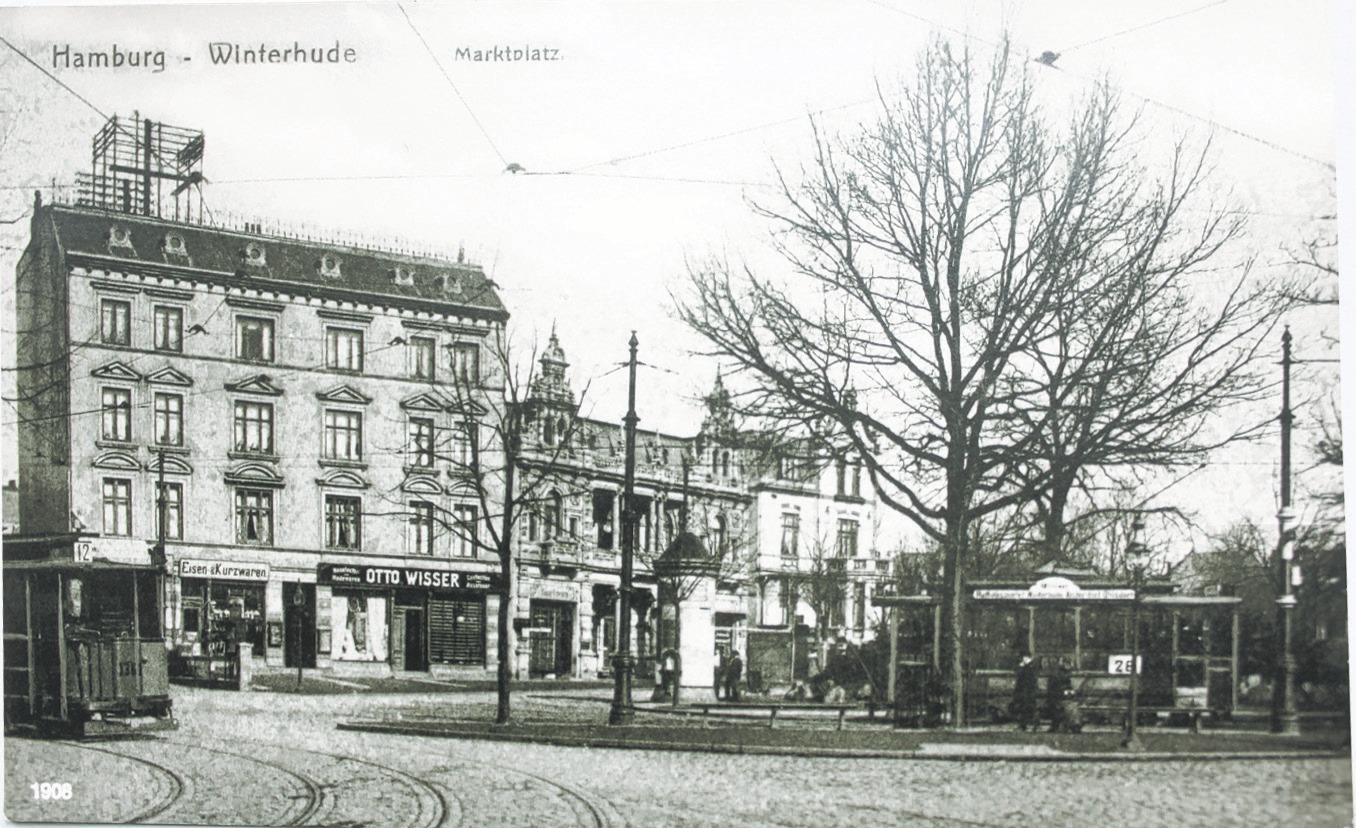 So war’s 1908 auf dem Winterhuder Marktplatz: die Straßenbahn klingelte. Eine Litfaßsäule informierte Foto: wb