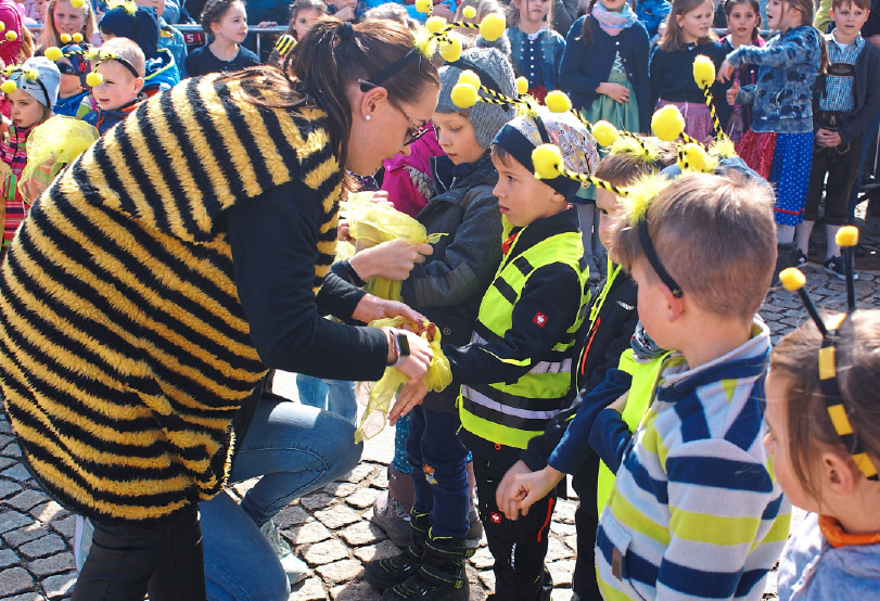 Traditionell gestalten die Kinder das Programm rund um den Ostermarkt Traditionell gestalten die Kinder das Programm rund um den Ostermarkt