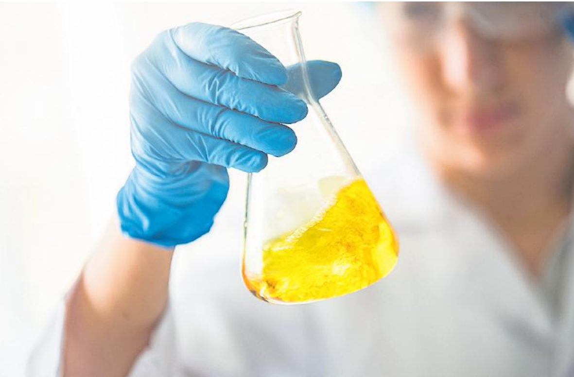 Alles unter Kontrolle: Chemikanten müssen sich genau an die richtige Rezeptur halten, damit nichts passiert. FOTO:POM669/STOCKADOBE.COM Alles unter Kontrolle: Chemikanten müssen sich genau an die richtige Rezeptur halten, damit nichts passiert. FOTO:POM669/STOCKADOBE.COM