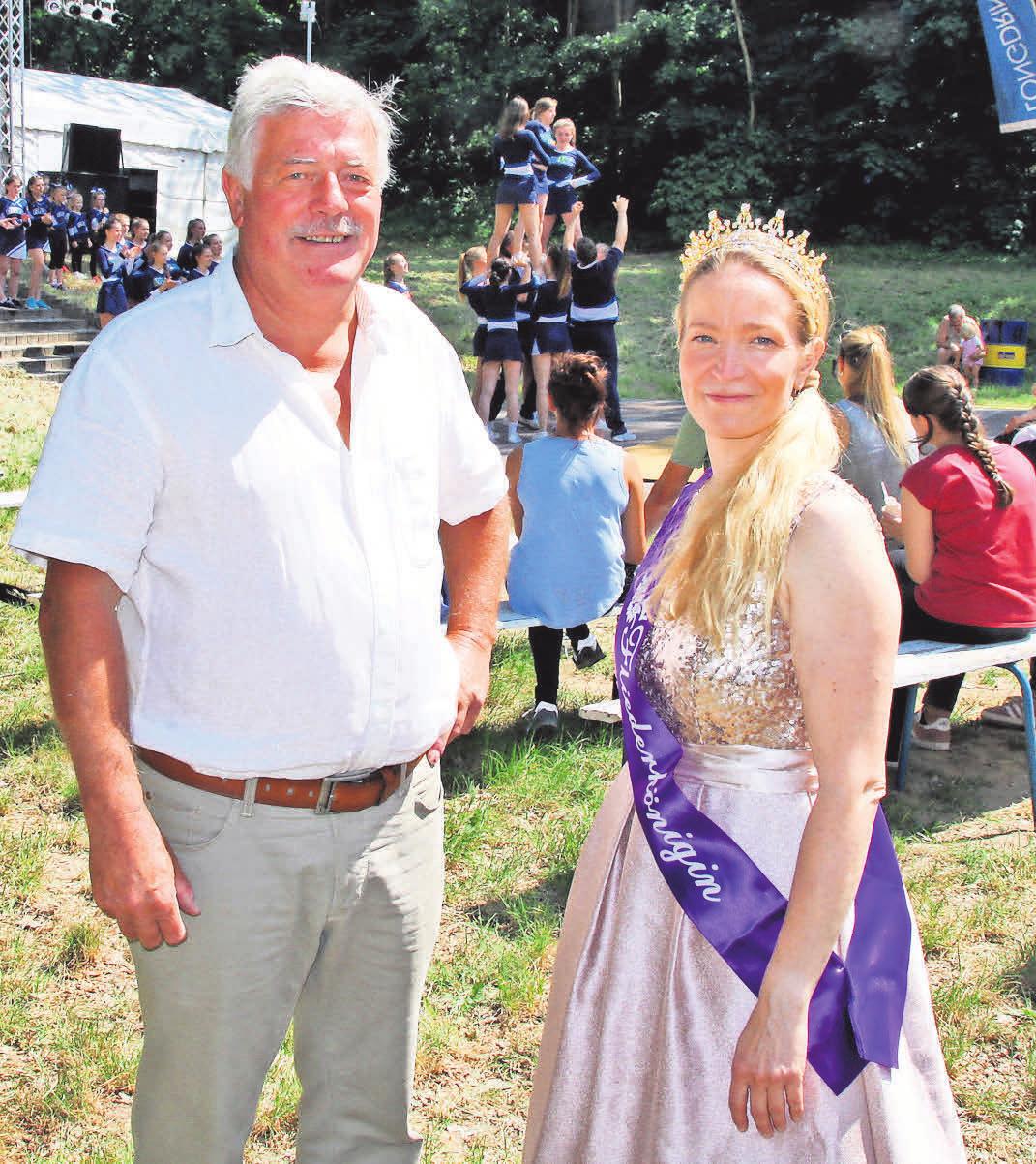 Stadtoberhaupt Klaus Gottschalk und die derzeit amtierende Fliederkönigin Josephin Maltzahn. Stadtoberhaupt Klaus Gottschalk und die derzeit amtierende Fliederkönigin Josephin Maltzahn.