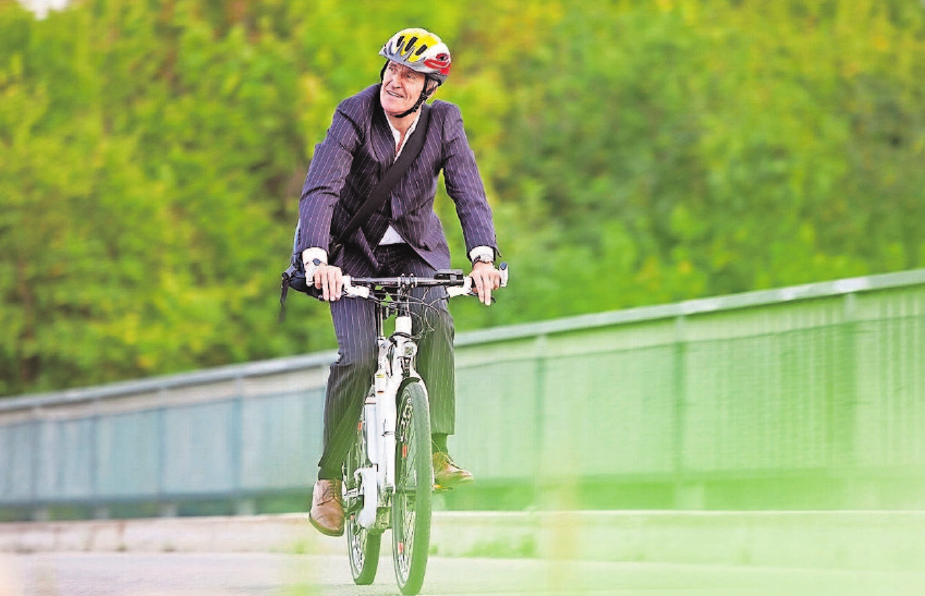 E-Bikes werden längst nicht mehr nur von Senioren, sondern z.B. auch für den Weg zur Arbeit genutzt. Foto: djd/Itzehoer Versicherungen/Getty E-Bikes werden längst nicht mehr nur von Senioren, sondern z.B. auch für den Weg zur Arbeit genutzt. Foto: djd/Itzehoer Versicherungen/Getty